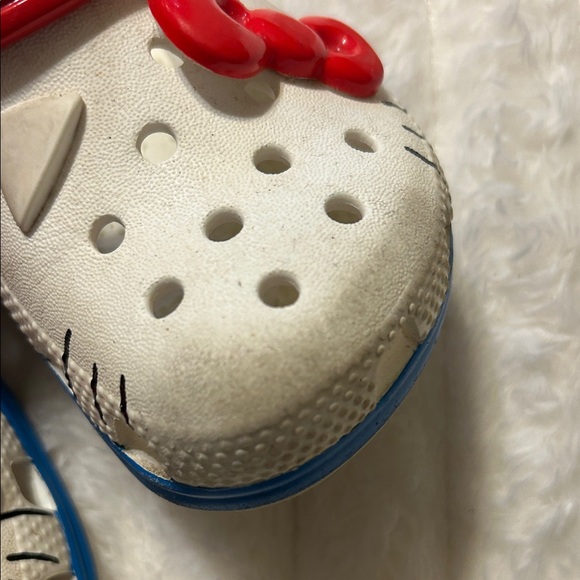 Hello Kitty Crocs - Picture 4 of 13